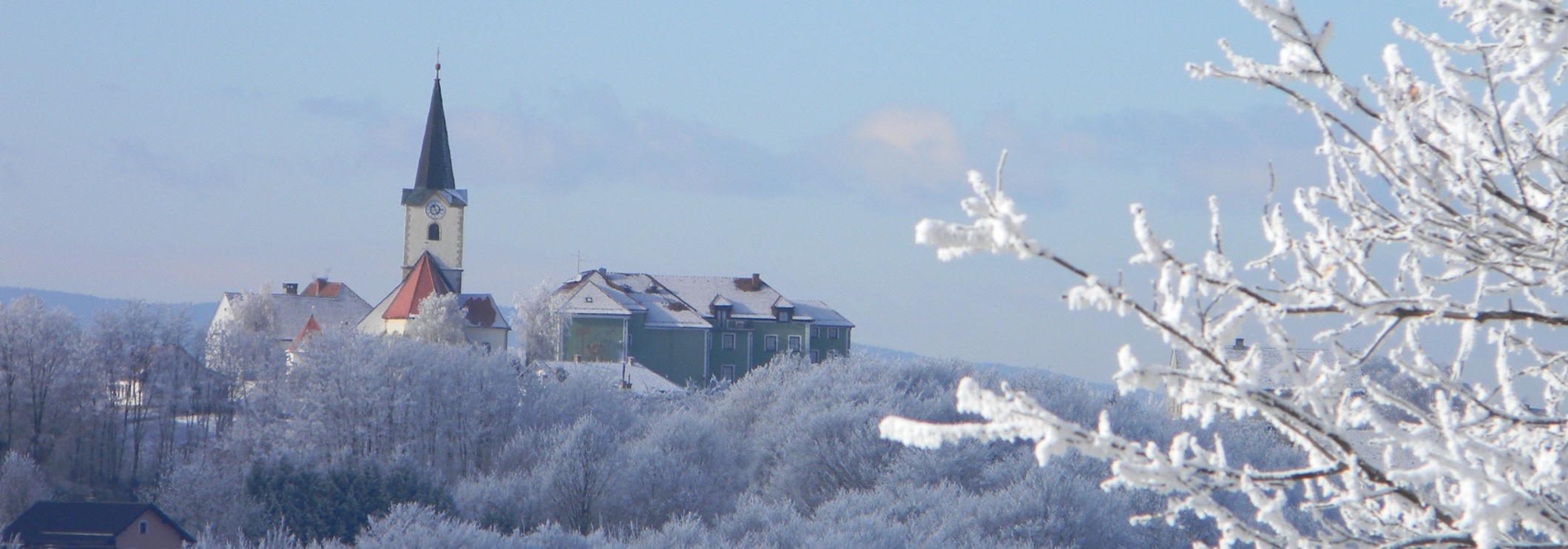Zasneženi pogled na Cerkvenjak